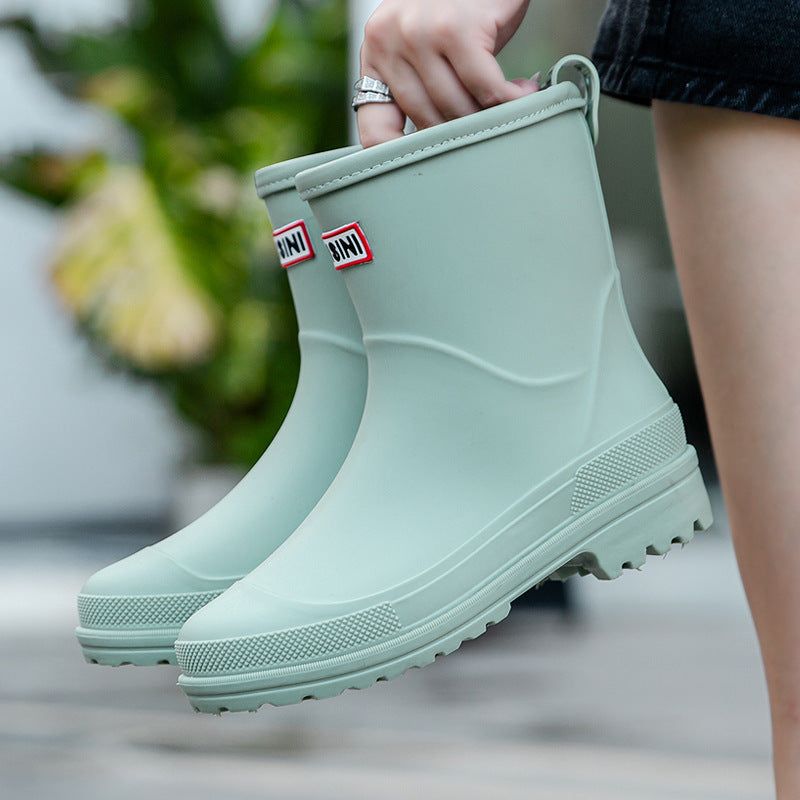Women's fashionable rain boots, suitable for students.